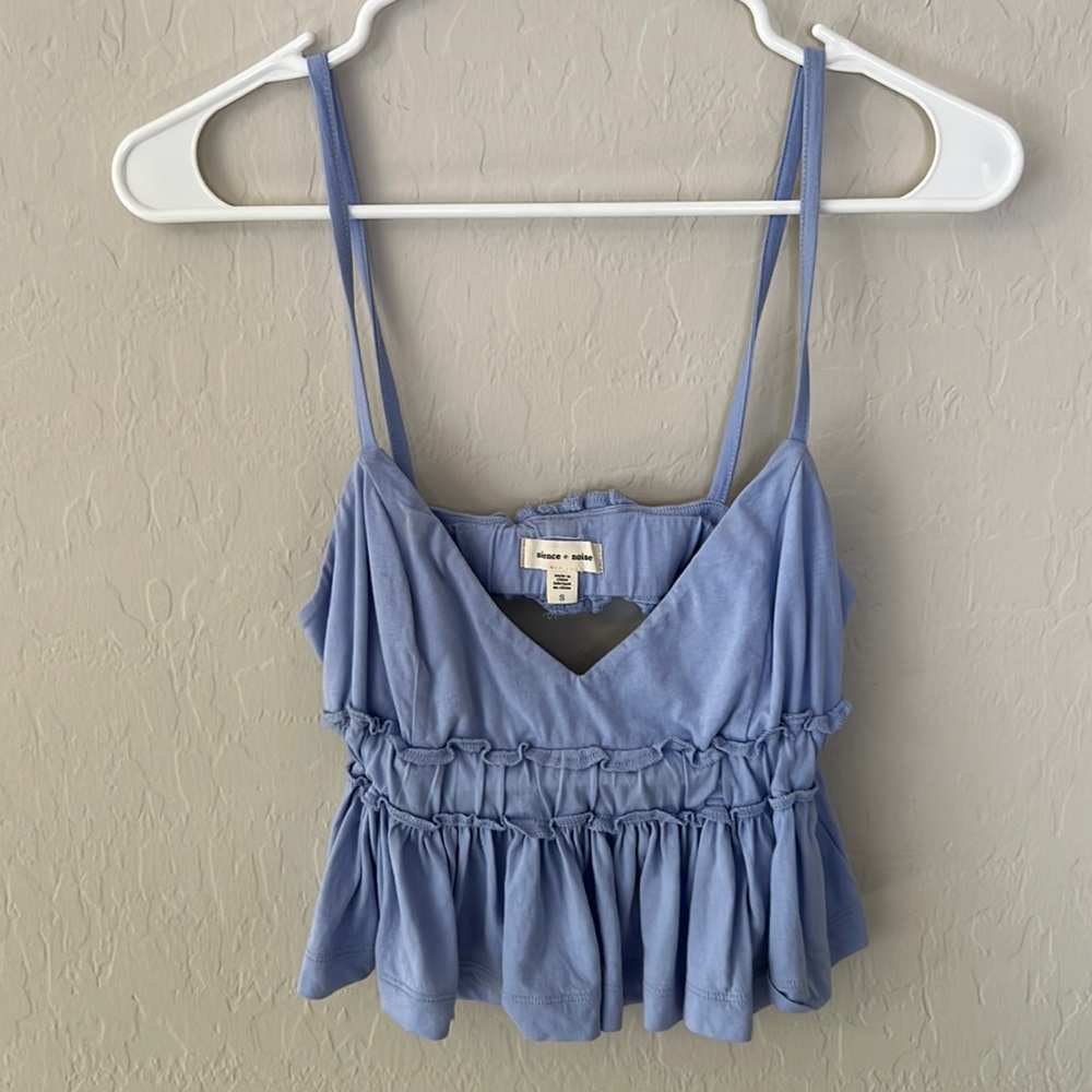 Size small. Lightly worn crop top.